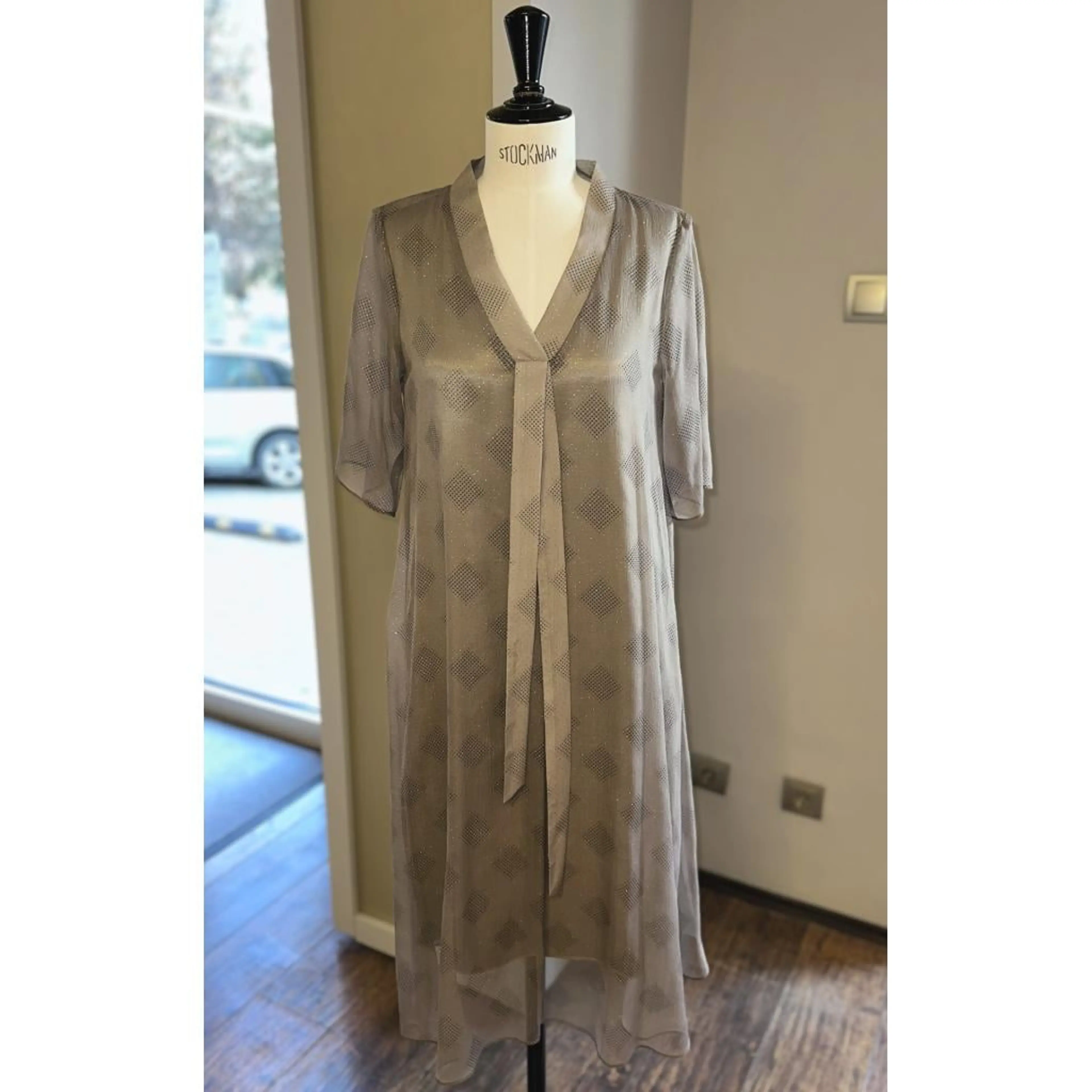 рокля от коприна - сива със сребристи точки